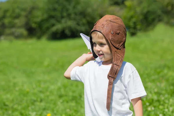 Liten pojke leker med papper plan — Stockfoto