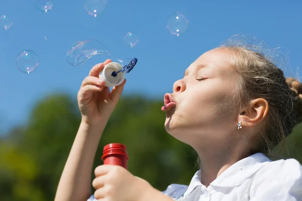 Charmig tjej blåser såpbubblor — Stockfoto