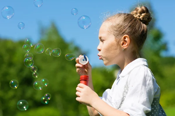 Glad tjej blåser såpbubblor — Stockfoto