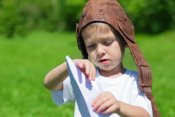 Junge spielt mit einem Spielzeugflugzeug — Stockfoto