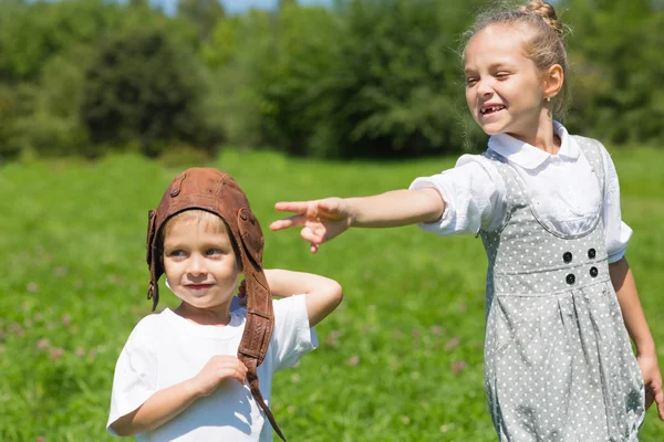 Niño y niña jugando en el parque — Foto de Stock