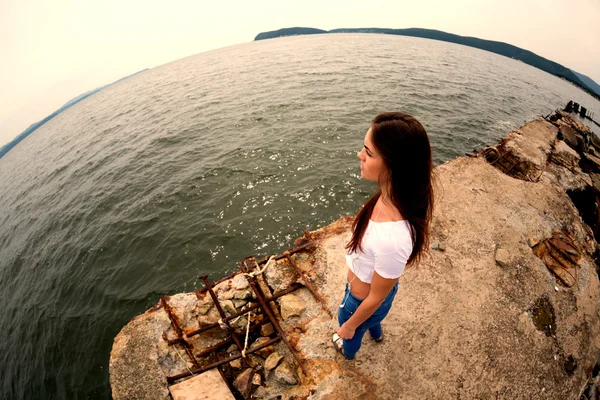 Jovem mulher atraente no cais velho o mar — Fotografia de Stock