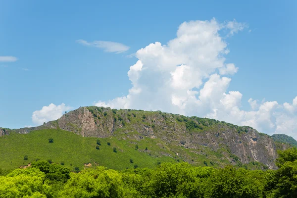 Chaîne de montagnes contre le ciel bleu — Photo