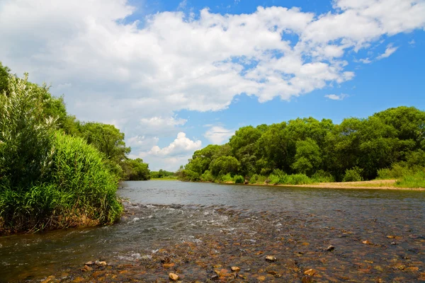 Floden sommar landskap med blå himmel och moln — Stockfoto