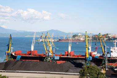 Gemi Nakhodka bağlantı noktası kömür ile yükleniyor