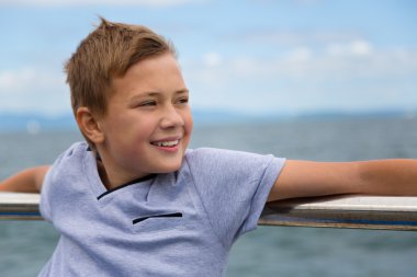 Deniz tarafından Promenade boy gülümseyerek
