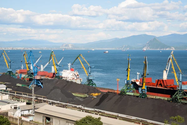 Uhlí terminálu v přístavu Nakhodka — Stock fotografie