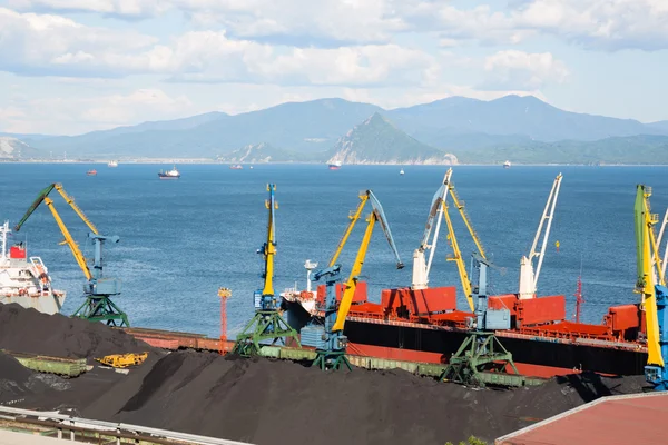 Coal terminal in the port of Nakhodka — Stock Photo, Image