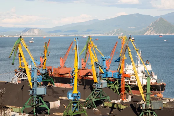 Ship is being loaded with coal in port Nakhodka — Stock Photo, Image