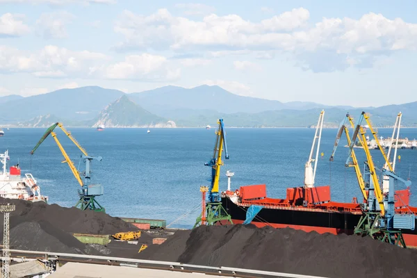 Lůžka s uhlím v přístavu Nakhodka — Stock fotografie