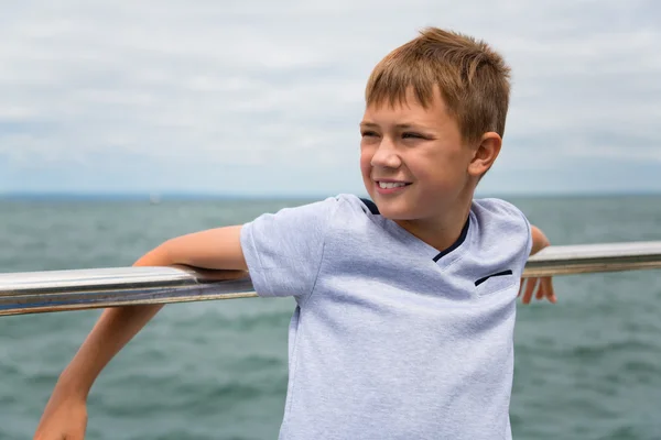 Retrato de um menino olhando para o lado do mar — Fotografia de Stock