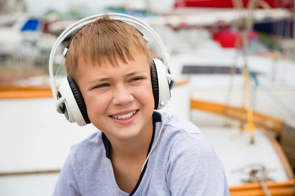 Menino com fones de ouvido — Fotografia de Stock