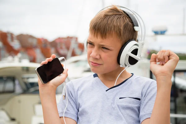 Jongen koptelefoon luisteren naar muziek — Stockfoto