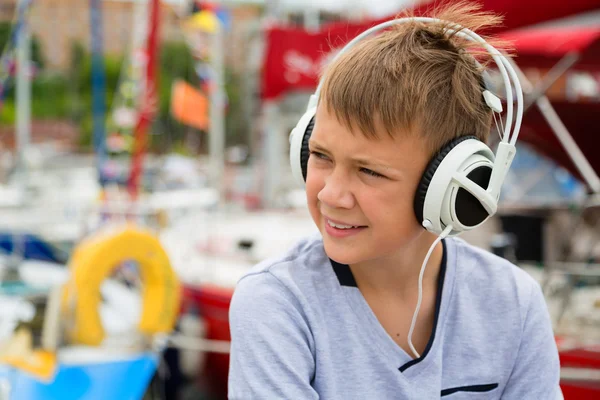 Jongen luistert naar muziek op hoofdtelefoon — Stockfoto