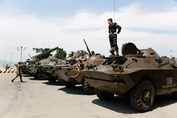Pojazdów opancerzonych i armia żołnierzy Rosji we Władywostoku — Zdjęcie stockowe