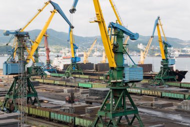 Metal bir gemi limanda Nakhodka yük elleçleme