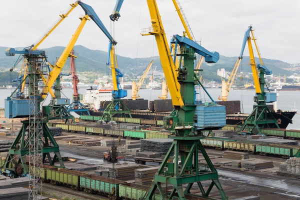 Manipulação de carga de metal um navio no porto Nakhodka — Fotografia de Stock