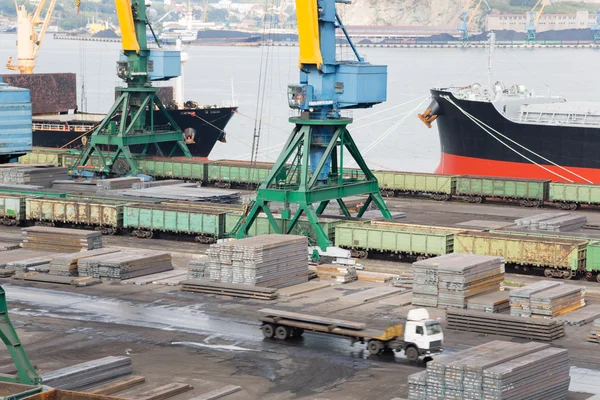 Lossen en laden van metaal op een schepen in Nachodka — Stockfoto