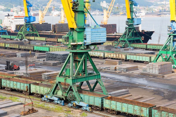 Carregamento de metal no porto de Nakhodka, Rússia — Fotografia de Stock
