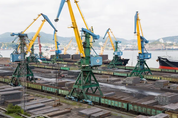 Lastning av varmvalsade belägger med metall på port Nakhodka, Ryssland — Stockfoto