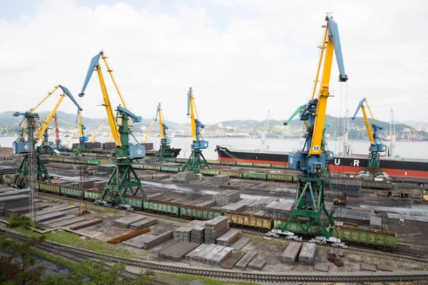 Manejo de carga de metal en un barco en Nakhodka, Rusia — Foto de Stock