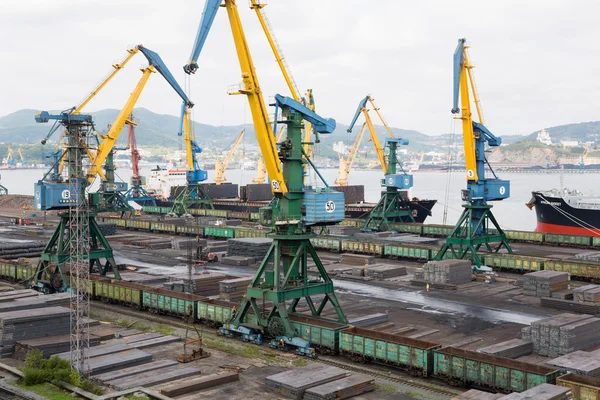 Manejo de carga de metal en un barco en Nakhodka, Rusia —  Fotos de Stock