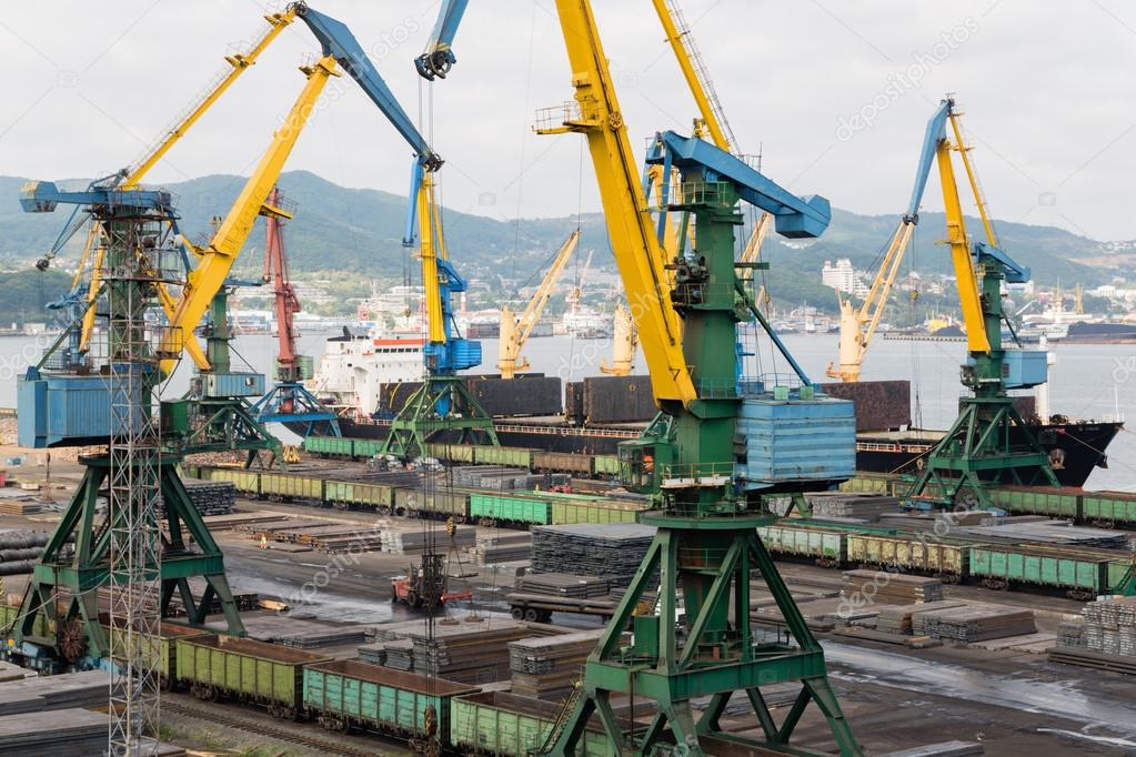 Cargo handling of metal a ship in port Nakhodka