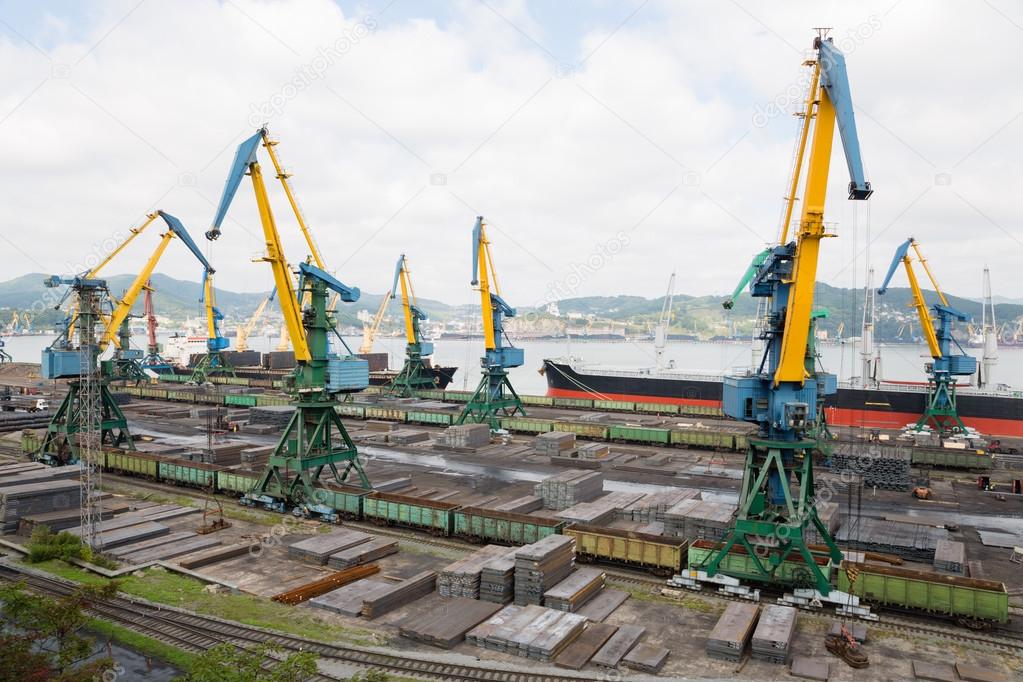 Cargo handling of metal on a ship in Nakhodka