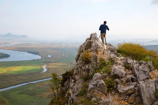 Фотограф на камеру розстрілює околиці — стокове фото