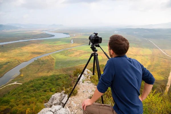 Пейзаж фотографа на съемках камеры — стоковое фото