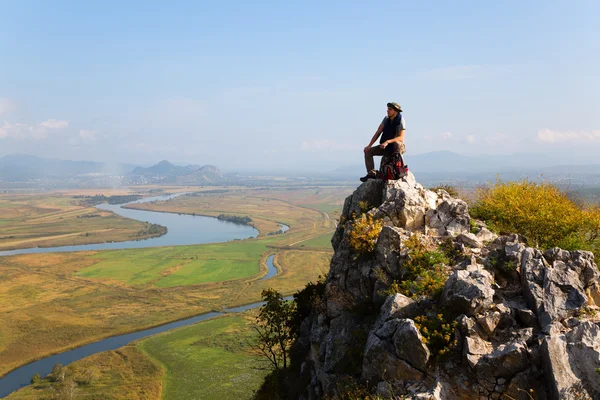 Hiker climbed a mountain and admire nature — Stock Photo, Image