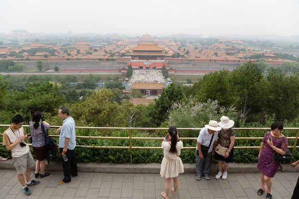 Turistas em uma plataforma de visualização no parque Jingshan, Pequim — Fotografia de Stock