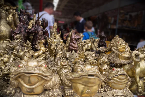 Esculturas em um famoso Mercado de Antiguidades Panjiayuan em Pequim — Fotografia de Stock