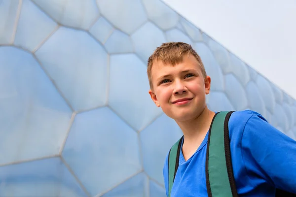 Niño con la mochila en el Parque Olímpico de Beijing —  Fotos de Stock