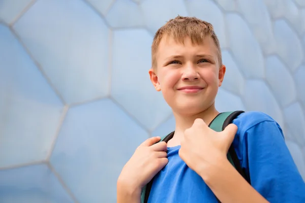 Garçon avec le sac à dos dans le parc olympique de Pékin — Photo