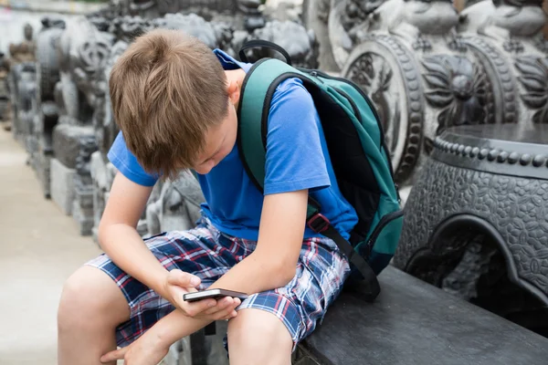 Boy using a mobile the  Panjiayuan Antique Market, Beijing — Stock Photo, Image