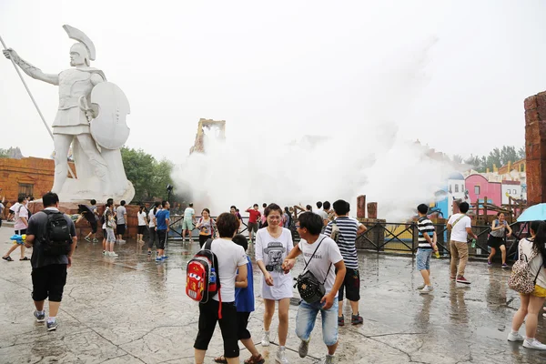 Водные аттракционы популярны в Happy Valley Beijing — стоковое фото