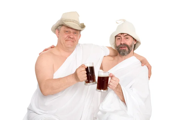 Мужчины в традиционных купальных костюмах пьют квас — стоковое фото