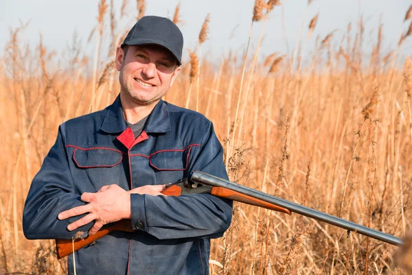 Portrait of a man with a hunting rifle — Stock Photo, Image
