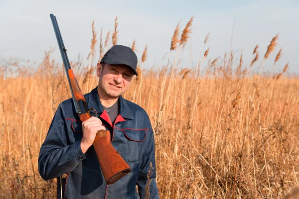 Man posing with a gun — Stock Photo, Image