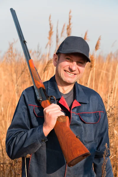 Uomo in posa con una pistola — Foto Stock