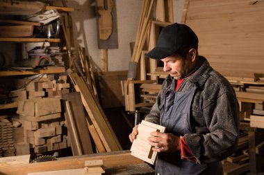 Marangoz ahşap atölyesinde ile çalışır