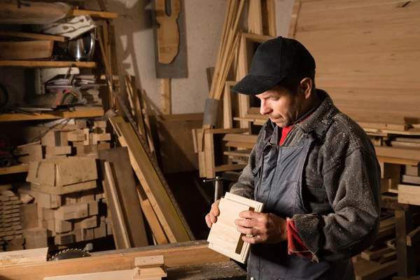 Carpintero trabaja con madera en el taller — Foto de Stock