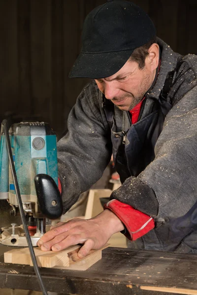 Trabajos de carpintería con la herramienta de fresado — Foto de Stock