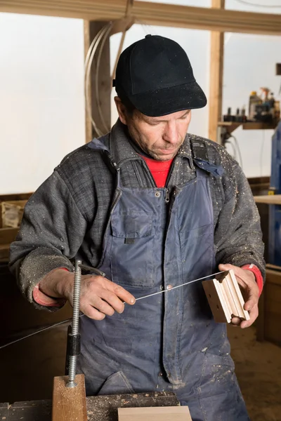 Carpintero trabajando en el taller de carpintería — Foto de Stock