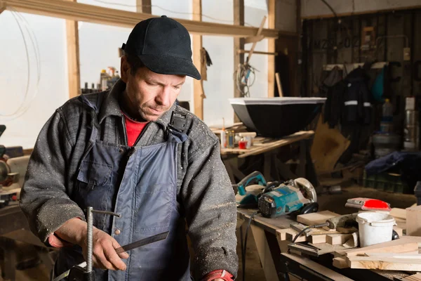 Joiner working in the carpentry workshop — Stock Photo, Image