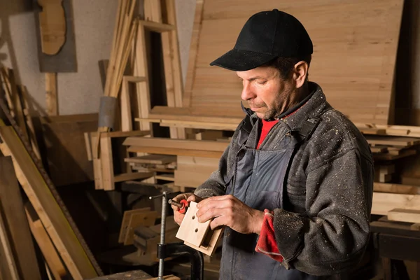 Tischler fertigt das Stück aus Holz — Stockfoto