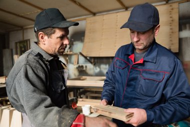 Kadar maddelerin üretimi görüşmek üzere marangoz ahşap