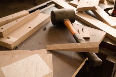 Bir tezgah bir atölyede Ahşap ürünler ve araçlar yalan