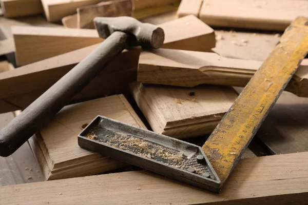 Продукция и заготовка древесины, лежащей на рабочем столе — стоковое фото